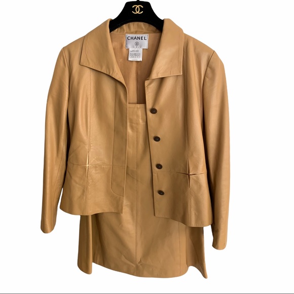 Chanel Leather skirt suit with rose gold detailing - Picture 2 of 10
